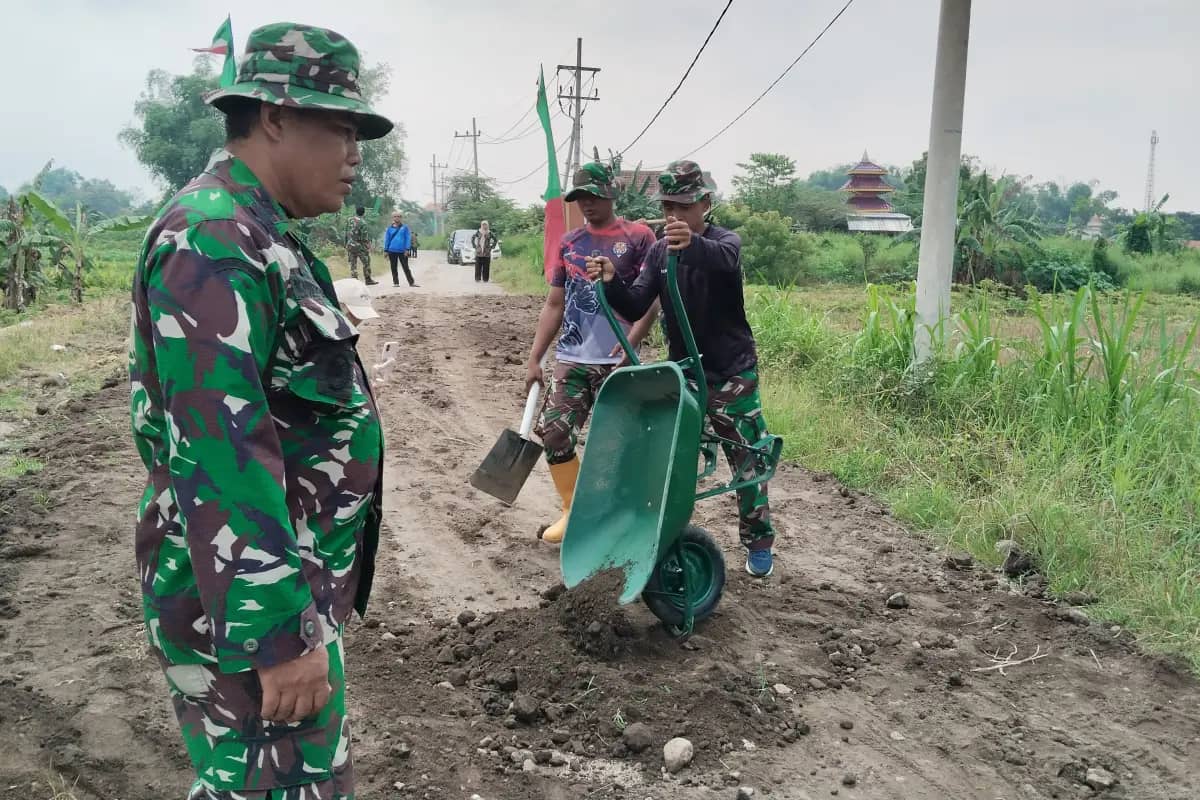 TMMD 128 Gresik Perkuat Gotong Royong Warga Slempit lewat Pembangunan Jalan Poros