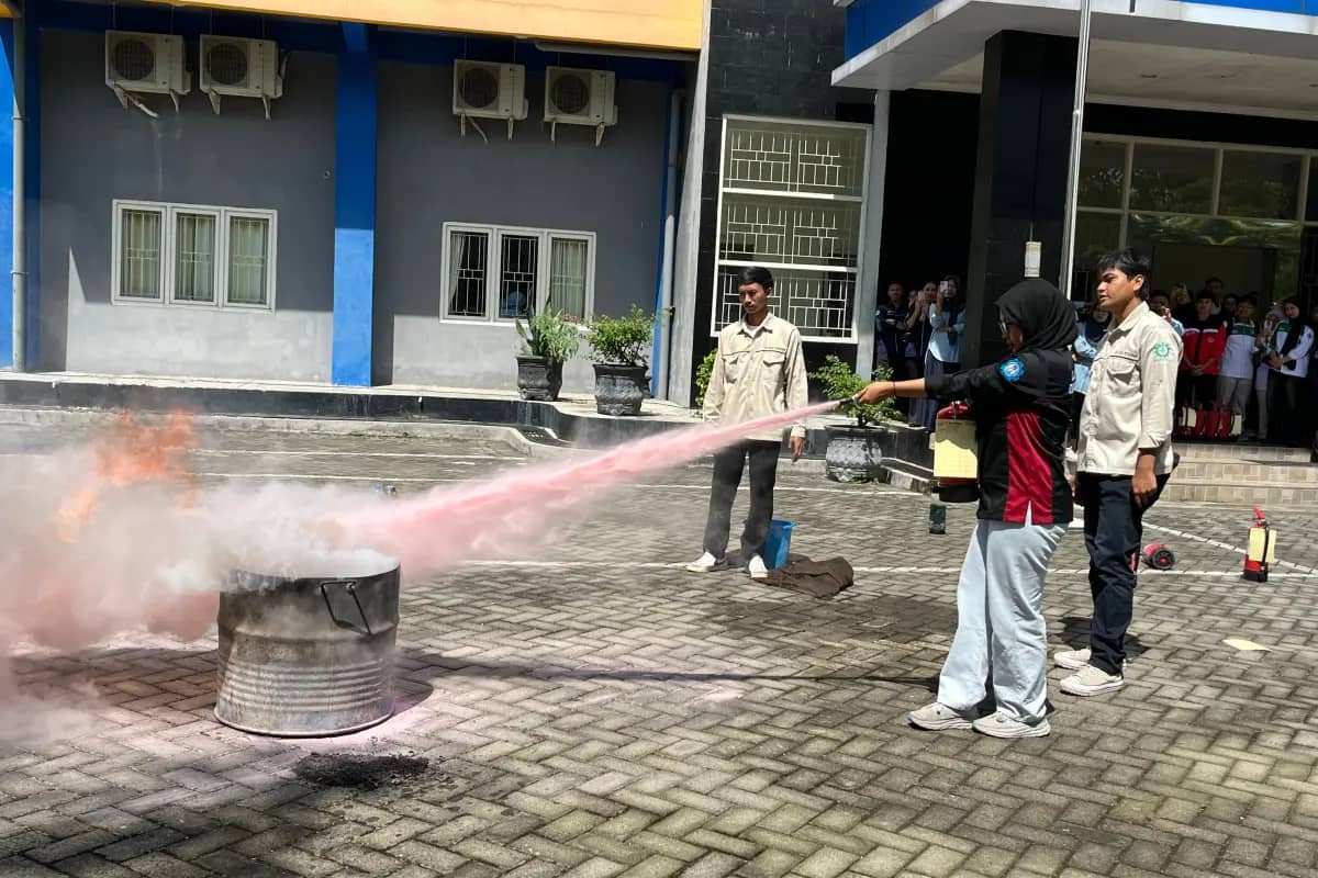 Tingkatkan Kesadaran Keselamatan, UNIPMA Madiun Latih Mahasiswa Gunakan APAR