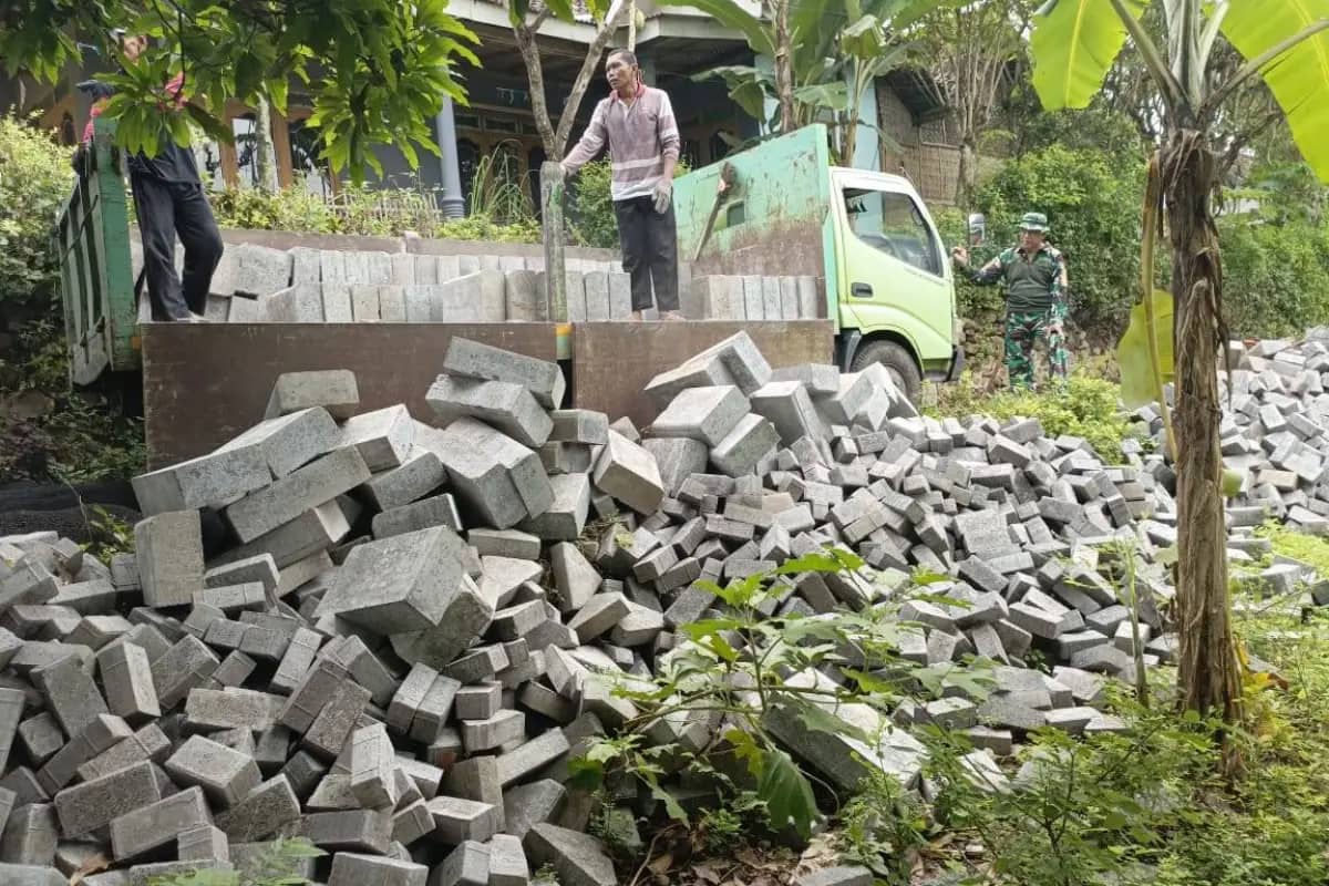 Distribusi Material Paving TMMD Ke-128 Kodim 0820 Probolinggo Dipastikan Lancar di Dusun Klagin