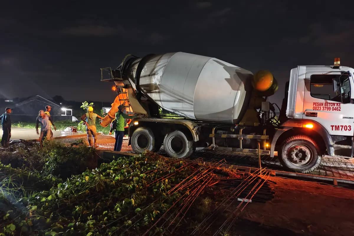 TMMD 128 Gresik Hidupkan Gotong Royong Malam Hari, Jalan Poros Slempit Rampung