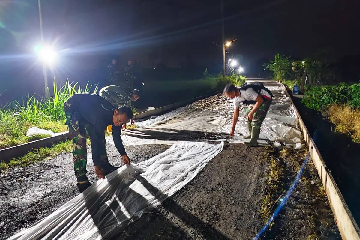 TMMD 128 Gresik Nyalakan Gotong Royong Malam Hari demi Jalan Desa Slempit