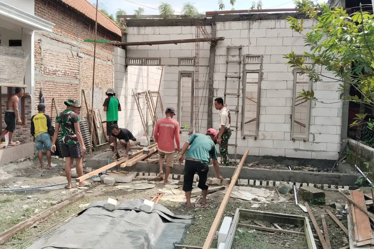 TMMD 128 Gresik Bangun Harapan Ibu Warni, Gotong Royong Warga Wujudkan Rumah Layak