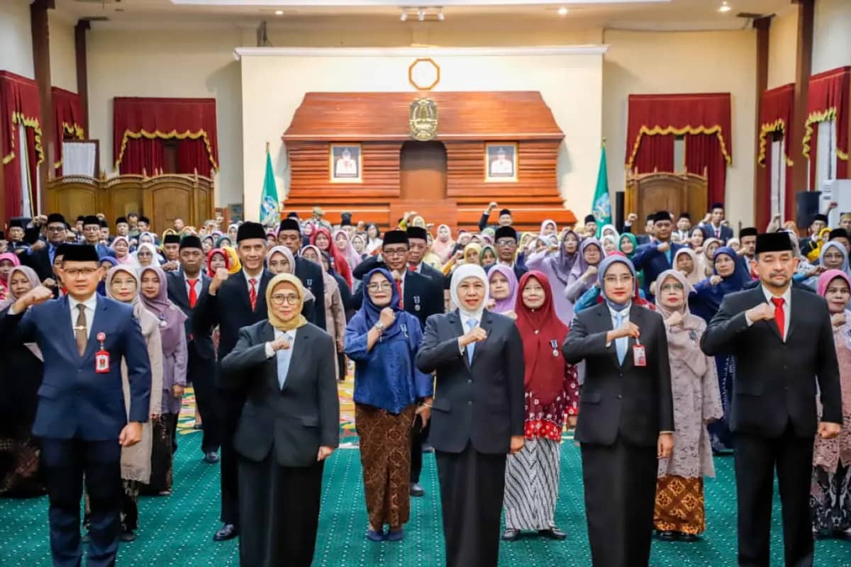 Gubernur Jatim Khofifah Sematkan Langsung 400 Satyalancana Karya Satya dari Presiden Prabowo, Wujud Rasa Bangga dan Hormat kepada Insan Pendidikan Jawa Timur