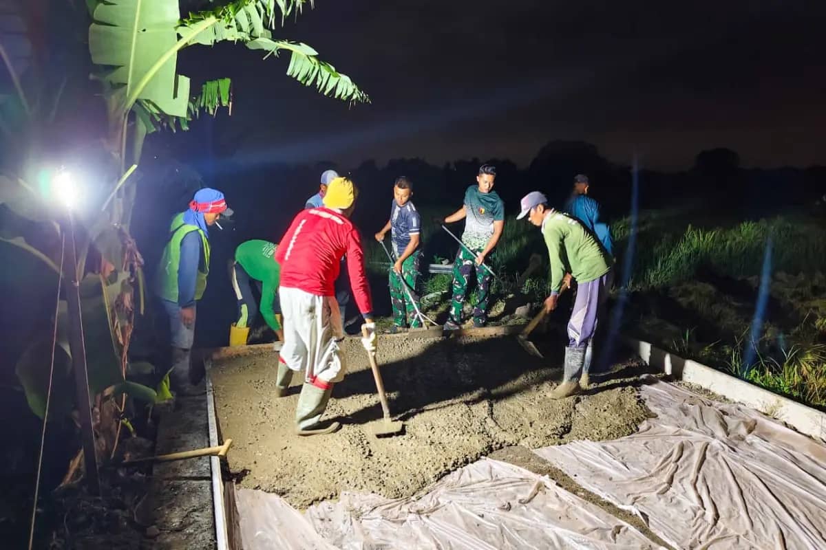 TMMD 128 Gresik Bangun Jalan di Malam Hari, Gotong Royong Jadi Cahaya di Lingsir