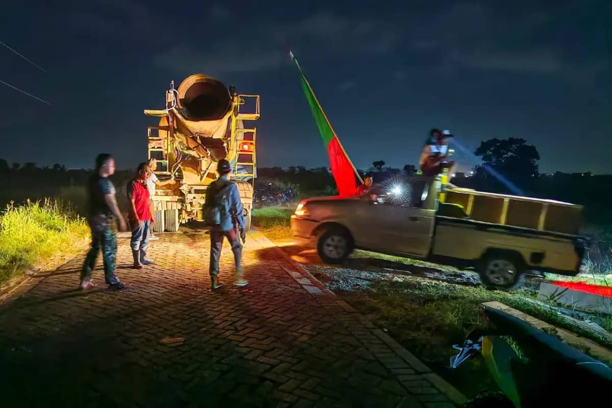 TMMD 128 Gresik Lembur Malam, Jalan Tani Lingsir Dikebut Demi Panen Lancar