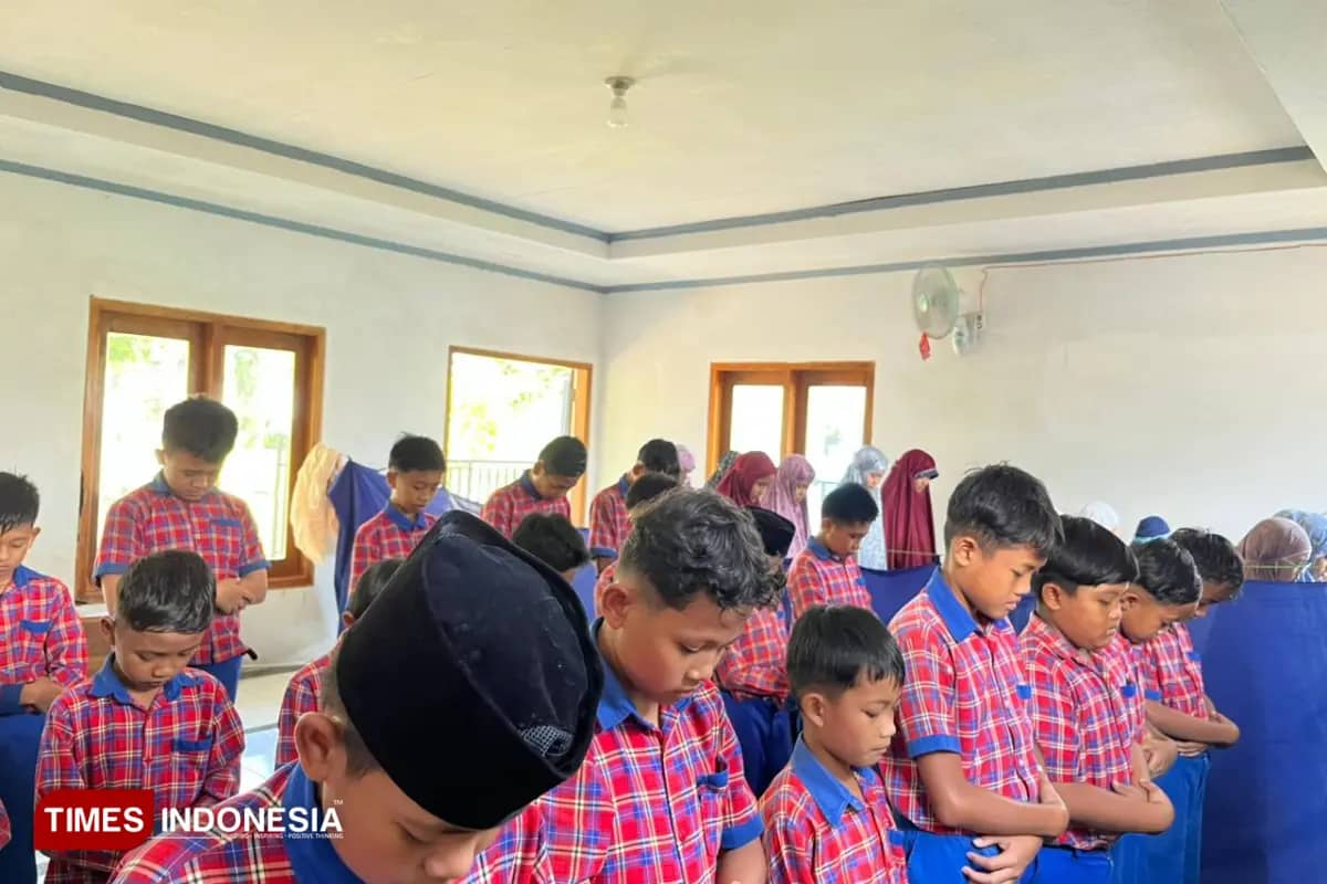 Di SDN 2 Klepu Sudimoro Pacitan, Salat Berjamaah Kadang Berujung Cari Sandal