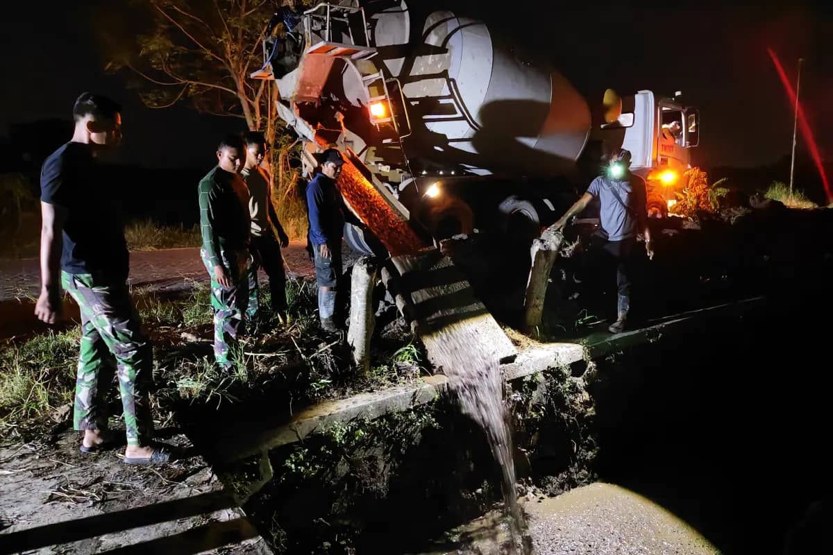 Di Bawah Lampu Seadanya, TMMD 128 Gresik Bangun Harapan Petani