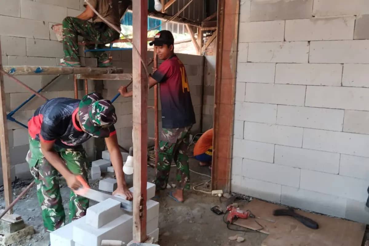 Panas Terik Tak Surutkan Semangat Prajurit TMMD 128 Gresik Bangun Rumah Warga