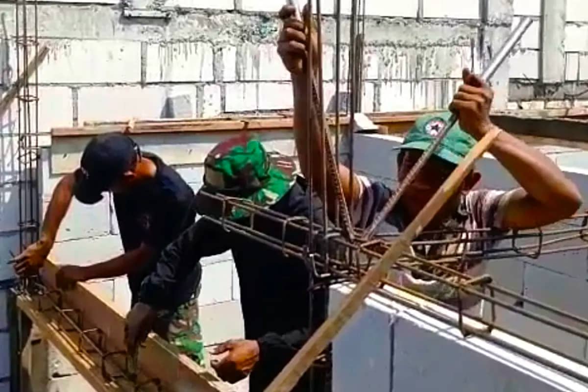 Keringat Prajurit dan Warga Warnai Renovasi Rumah Ibu Sumani di TMMD 128 Gresik