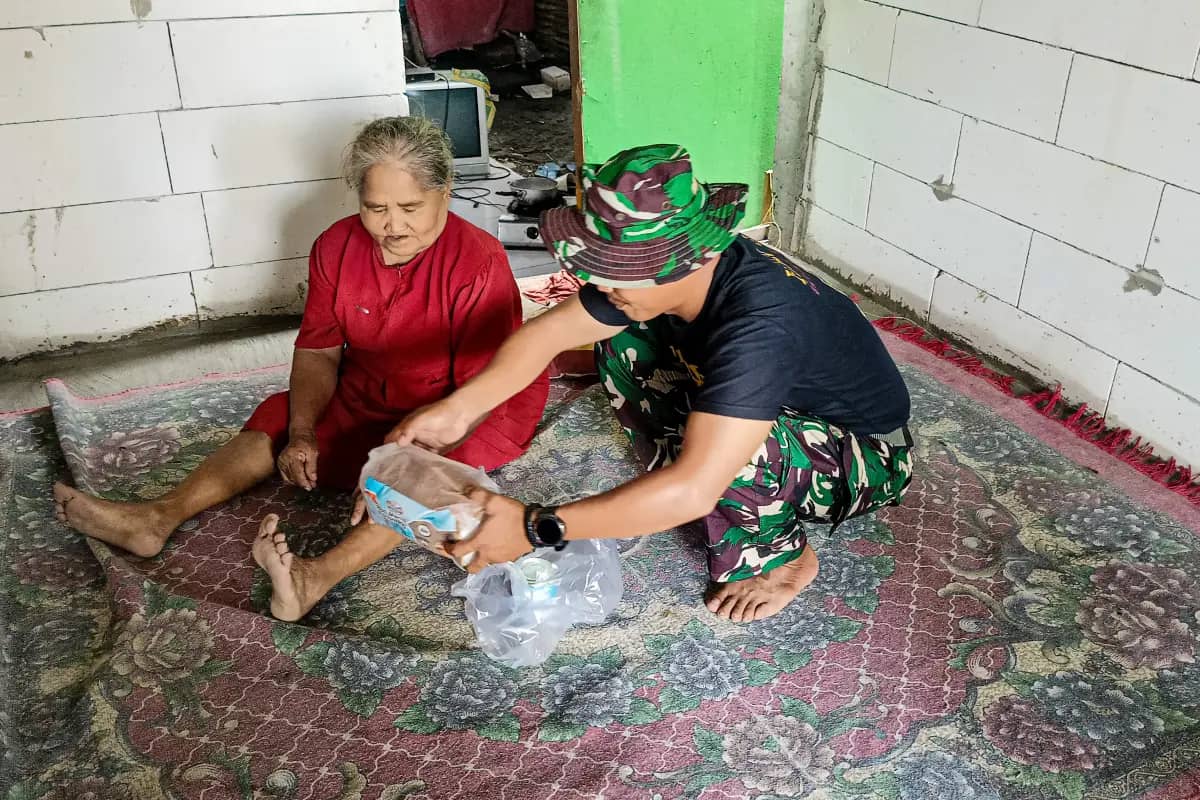Tangis Haru Bu Warni, Prajurit TMMD 128 Gresik Rawat Layaknya Ibu Sendiri