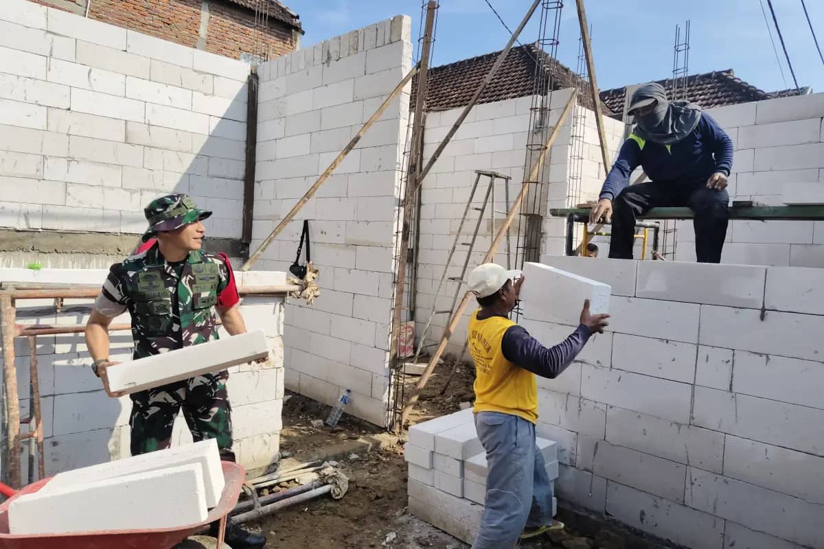 Saat Komandan Ikut Angkat Material, Gotong Royong TMMD 128 Gresik Kian Terasa