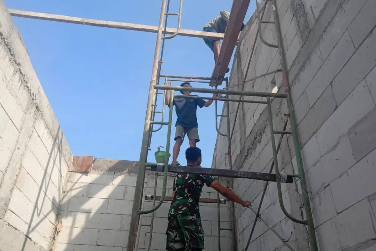 TMMD 128 Gresik Bangun Rumah Layak untuk Bapak Sumaun, Harapan Mulai Berdiri