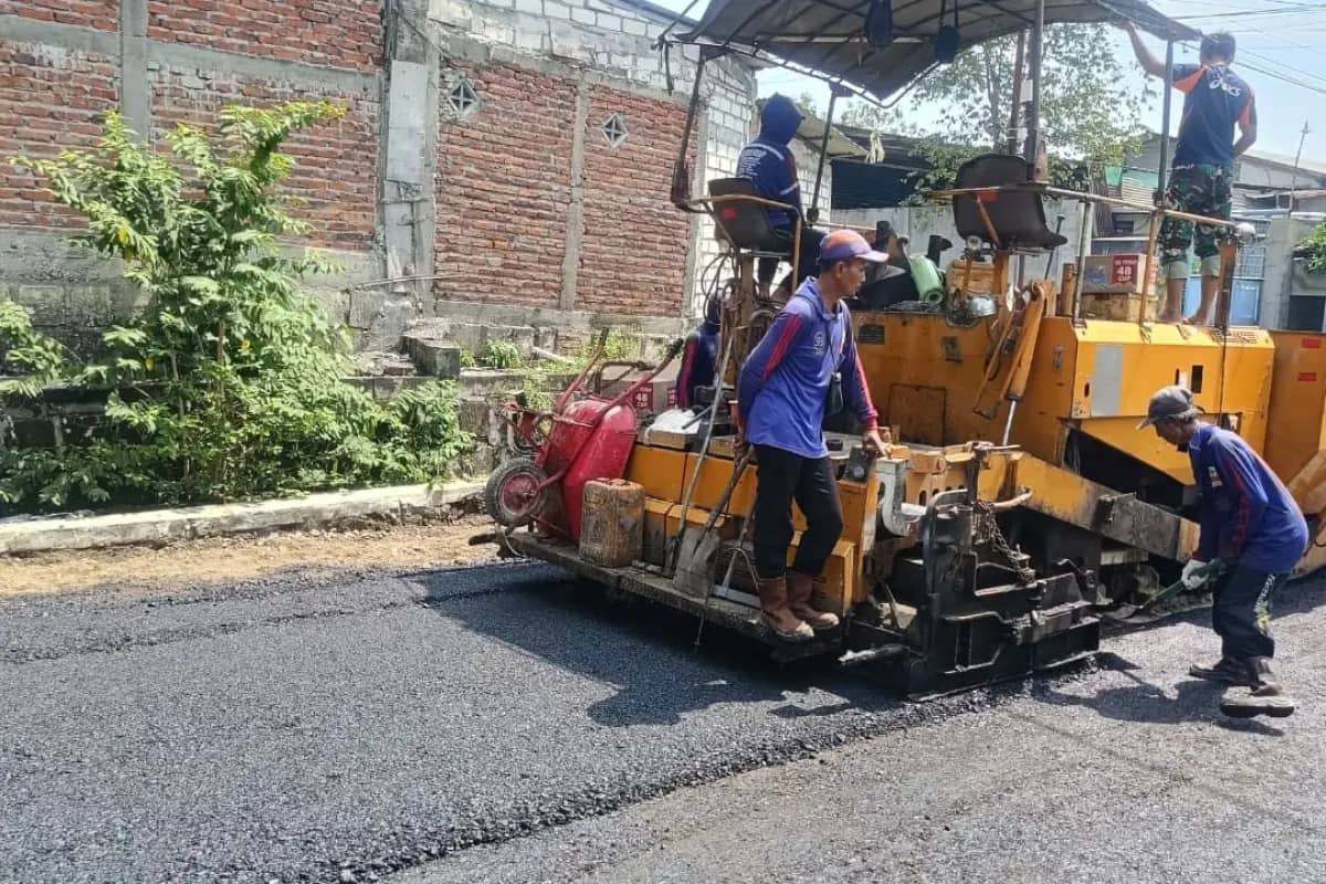 Menjelang Pengaspalan, Gotong Royong TNI dan Warga Warnai TMMD 128 Gresik