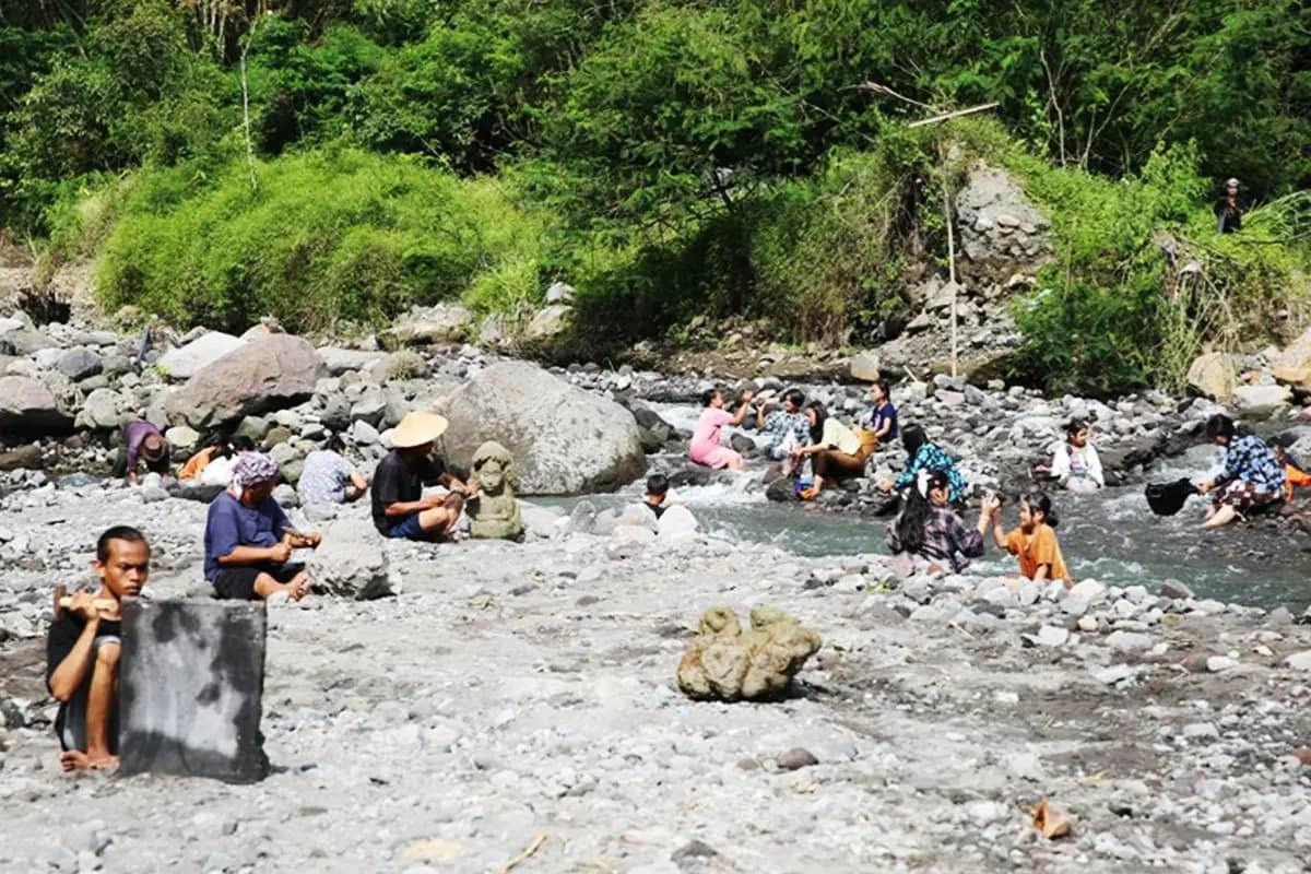 From Rushing Water to Striking Stone: Magelang Workshop Creates Art