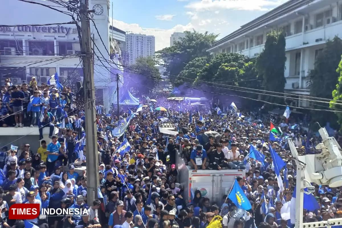 Persib Bandung Cetak Sejarah, Bobotoh Menyambut Meriah