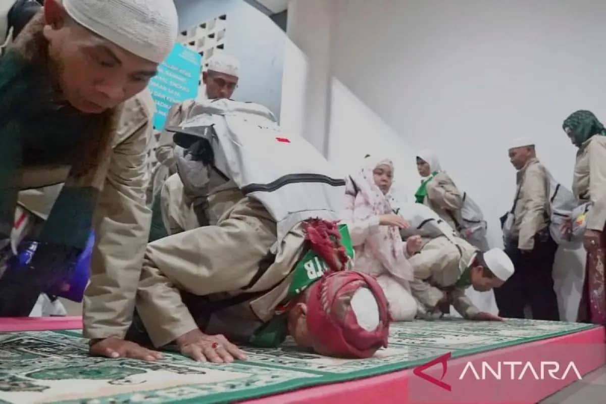 Jemaah Haji Kloter 1 Lombok Timur Tiba di Lombok, Langsung Sujud Syukur
