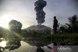 Gunung Lewotobi Laki-Laki Semburkan Abu Vulkanik Setinggi 1,5 Kilometer