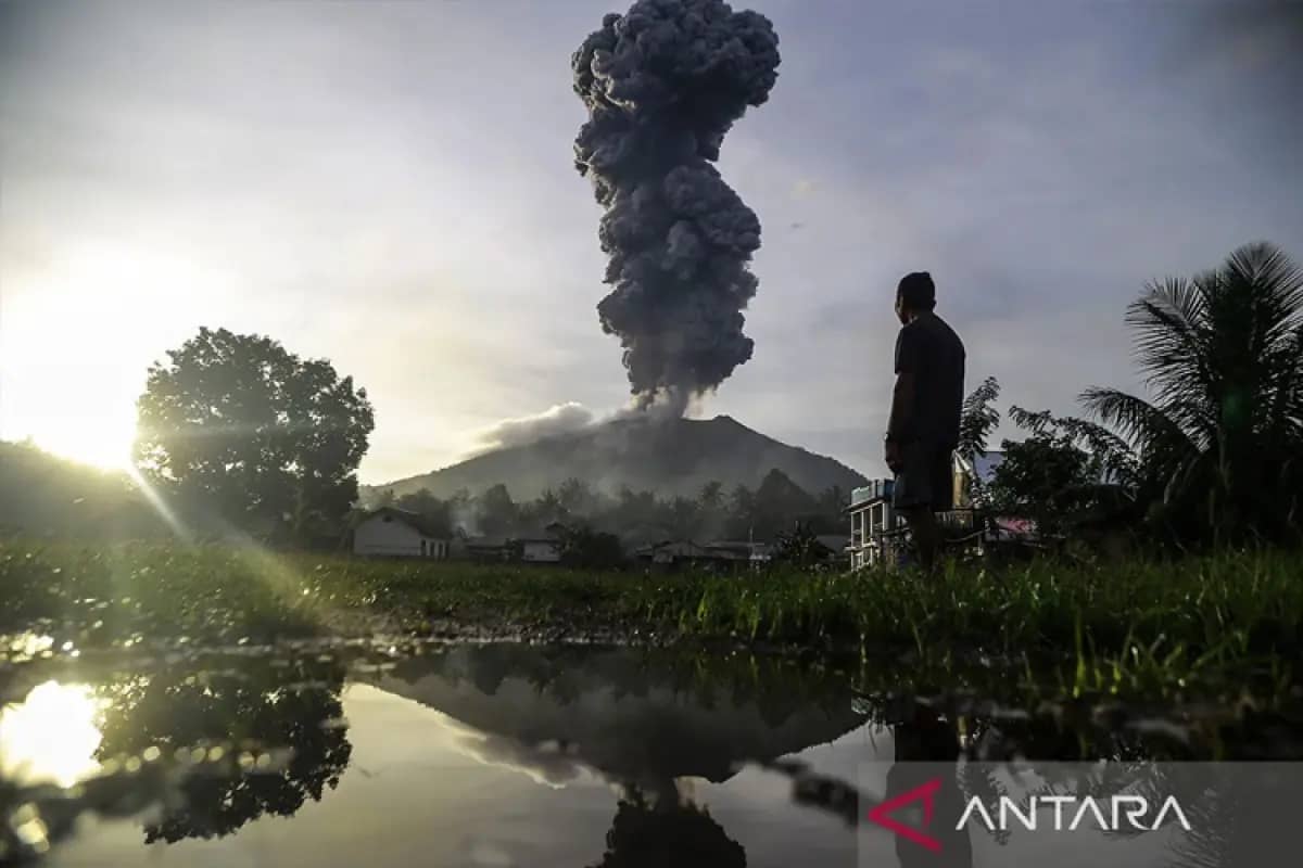 Gunung Lewotobi Laki-Laki Semburkan Abu Vulkanik Setinggi 1,5 Kilometer