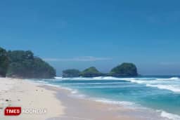 Goa Cina Beach, Where Powerful Waves Meet the Beauty of Three Islands