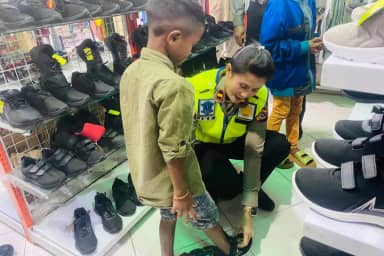 Viral Pakai Sandal Lusuh ke Sekolah, Tiga Siswa SD di TTS Dapat Bantuan dari Polri