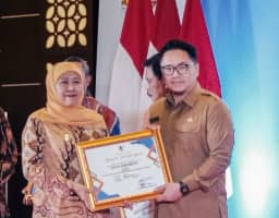 Pemkot Surabaya Raih Penghargaan Terbaik I Program Rutilahu di Jawa Timur