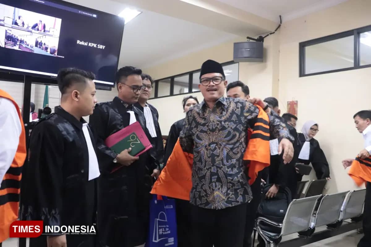 Ikuti Sidang Korupsi Pakai Baju Batik, Maidi Berdalih CSR Bukan Syarat Perizinan