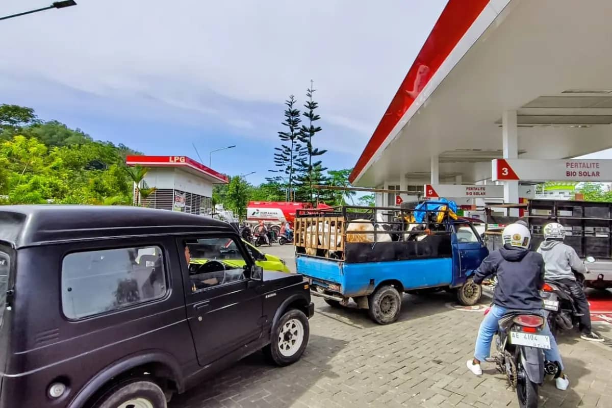 Antrean Pertalite di SPBU Pacitan Mengular, Dampak Kenaikan Harga Pertamax