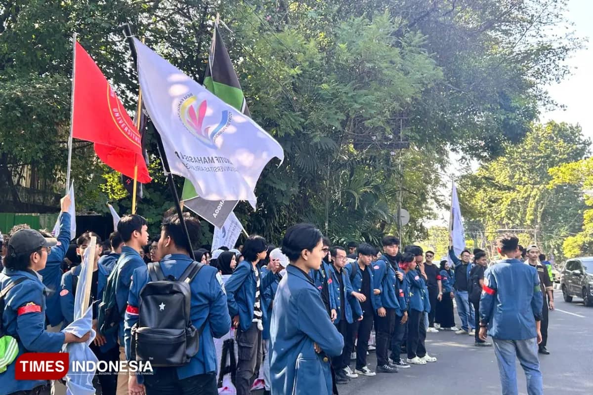 BEM Nusantara Jatim Gelar Aksi, Tuntutan Reformasi Tata Kelola Negara dan Penolakan Militerisme Sipil
