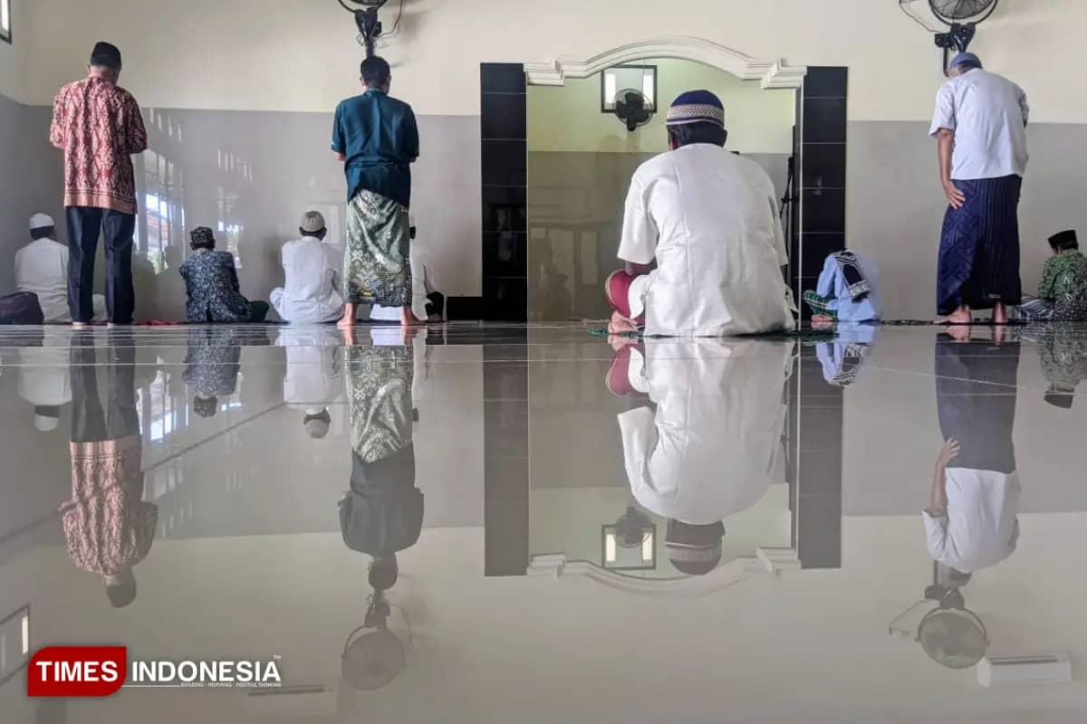 Hendak Sujud Sahwi di Akhir Shalat, Duduk Tasyahud Akhir Secara Iftirasy atau Tawarruk?