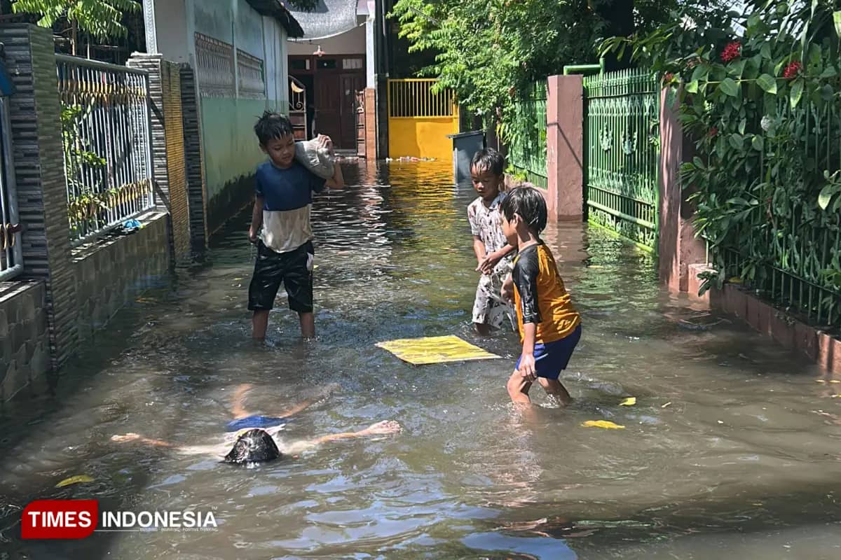 Surabaya Dikepung Banjir, Genangan Tak Kunjung Surut Akibat Pasang Air Laut