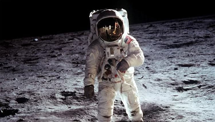Foto NASA di Bulan dari Misi Apollo Terjual Rp2,4 Miliar