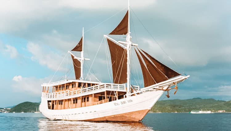 Kapal Pinisi Jelajah Nusa Lintasi Kepulauan Madura, Bangkitkan Wisata Bahari Jatim