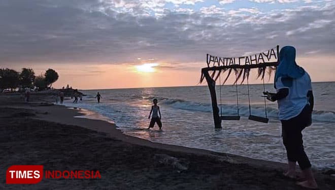 Menikmati Sunset dan Ngabuburit di Pantai Cahaya Kendal