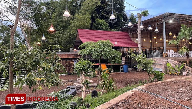 Experience a Conventional Way of Dining at Singosing Café Banyuwangi   
