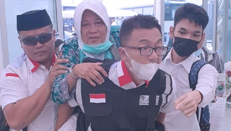 Totalitas PPIH Melayani Tamu Allah, Rela Gendong Jemaah yang Sakit