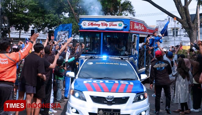 Aremania Sambut Kedatangan Arema FC dengan Konvoi