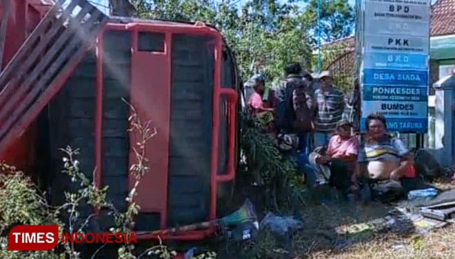 Rem Blong, Truk Semen Tabrak Pikap di Probolinggo, Satu Meninggal Empat Luka