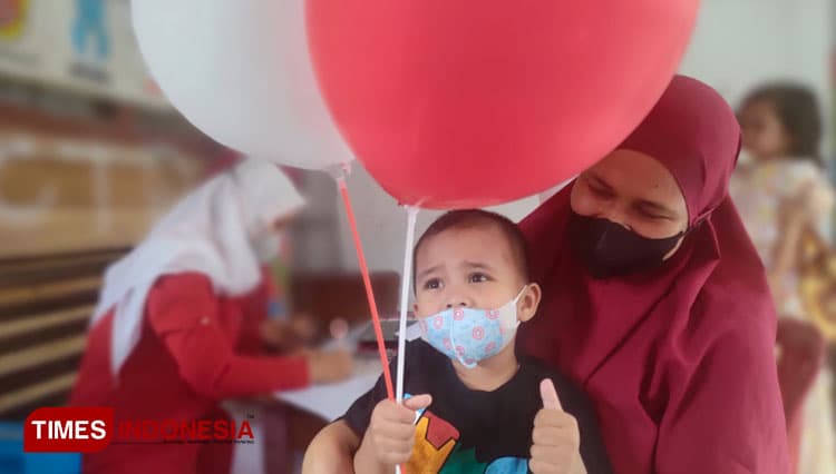 Dukung BIAN, Kader Posyandu di Kota Tasikmalaya Bagikan Balon Merah Putih