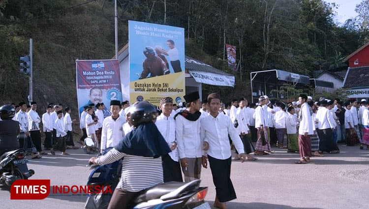 Mengenal Tradisi Jalan Kaki Santri Tremas Berziarah Makam KH Abdul Manan Pacitan