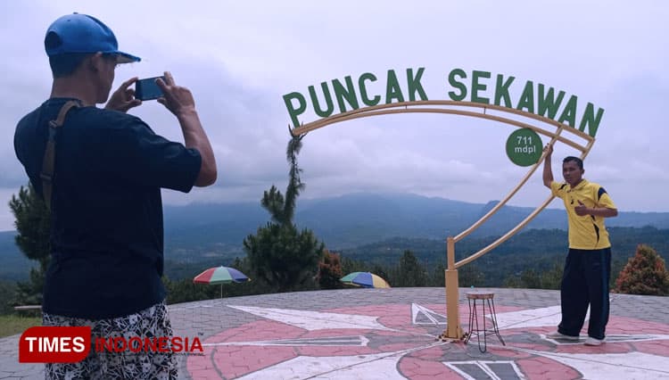 Sensasi Kemah Sambil Menikmati Matahari Terbit di Puncak Sekawan