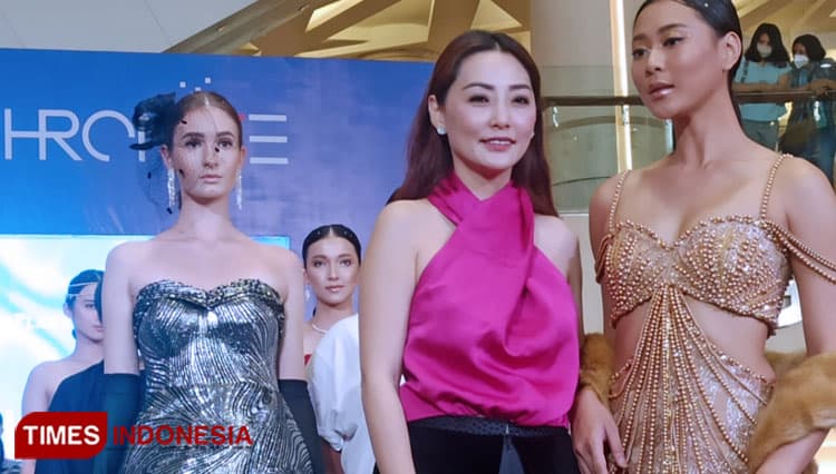 Catherine Njoo Tampilkan Gaun Bertabur Mutiara di Surabaya Fashion Parade 2022