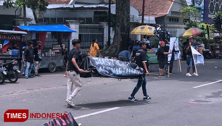 Malang Mulai Menghitam, Stadion Gajayana Dipadati Aremania
