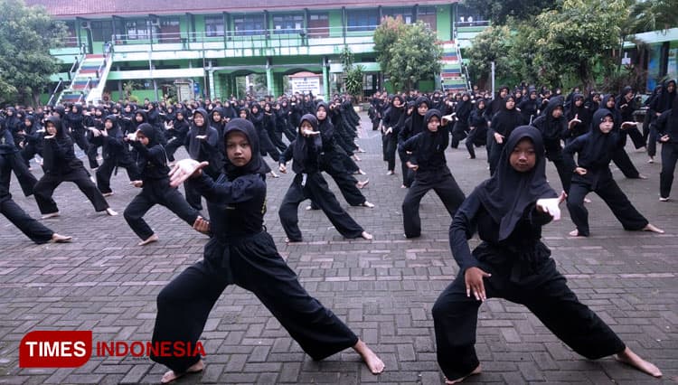 Modifikasi Jurus Pencak Silat, Pelajar di Madiun Dikenalkan Senam Kampung Pesilat