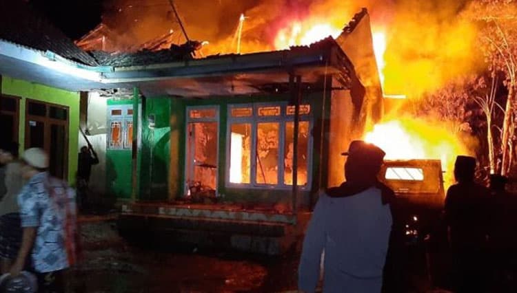 Rumah Warga Krucil Probolinggo Dilalap Api, Dua Penghuninya Ikut Terbakar