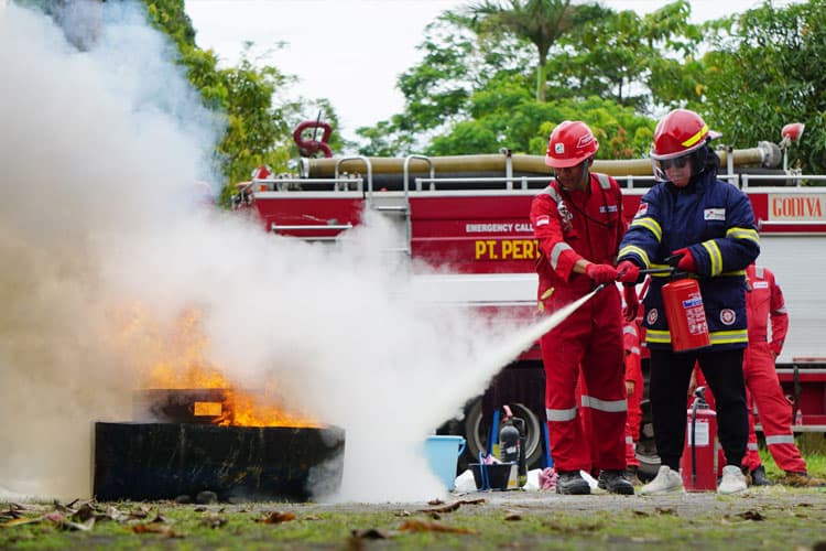 Simulasi Penanggulangan Kebakaran Menggunakan APAR