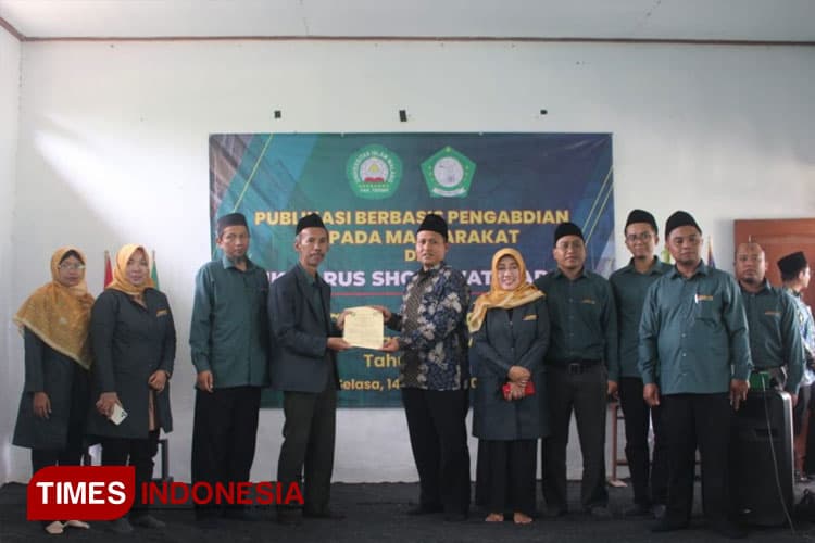 Fakultas Teknik Unisma Malang Serahkan Lampu Sorot LED Solar Panel ke SMK Darus Sholawat Madiun