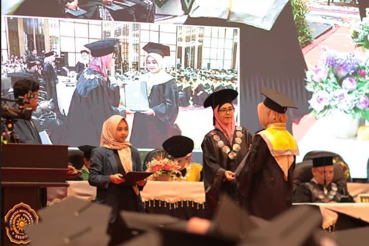 Wisuda Ke-42, UMG Luluskan 2 Mahasiswa Asal Thailand dari Prodi Pendidikan Bahasa Inggris