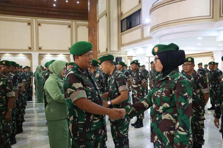 Pangdam Farid Makruf Ingatkan Istri Prajurit Hati-hati Bermedsos 