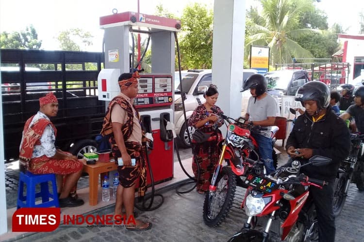 Gelar Program MyPertamina, Operator SPBU di Waingapu Kenakan Busana Adat Sumba