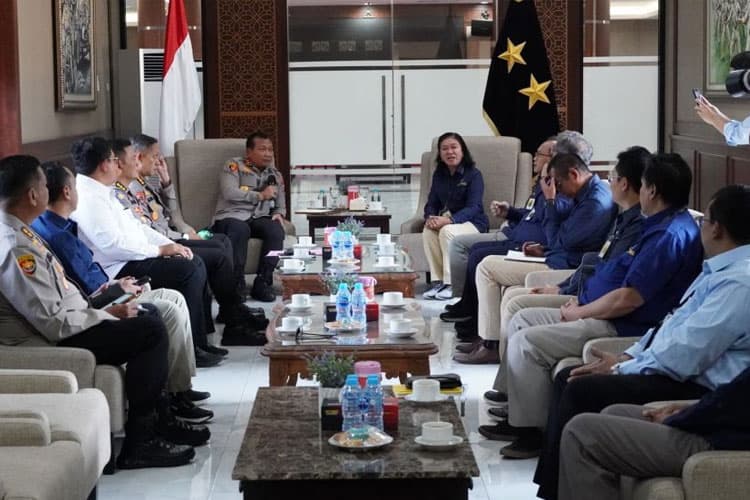 Tiga Kepala Kanwil DJP Jatim Kunjungi Kapolda Jatim